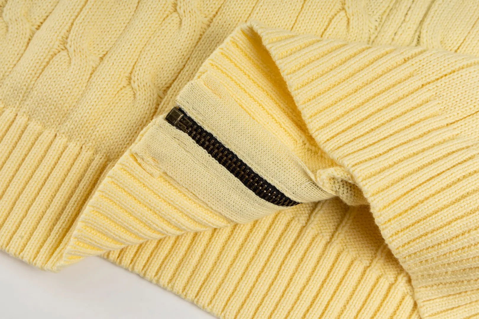 P260 #R98 RALPH LAUREN Ralph Lauren nine-color classic small label embroidery logo full zipper knitted cable cardigan sweater, high-density LOGO embroidery on the chest, original customization of tag accessories. Made of pure cotton yarn, pure cotton is skin-friendly and comfortable, small label war horse embroidered twist zipper cardigan sweater 🐎 high quality, follow the blogger to learn how to wear it! Let’s buy a Ralph Lauren cable sweater. It’s a super hard-to-find series after it became popular. It’s hard to find one on the official website. It’s simple and practical to wear, with a lazy and loose feel. The thickened fabric has more texture, feels soft and delicate, and has a loose fit. Whether worn alone or layered, you can wear different styles of fashion with just one piece!   Size：XS S M L